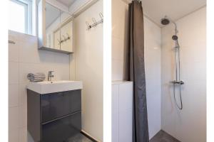 een badkamer met een wastafel en een douche bij Kanonweistraat 11a, Domburg in Domburg
