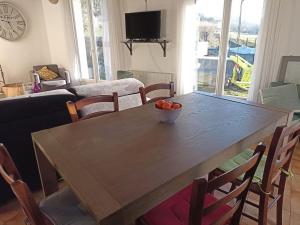 Televízia a/alebo spoločenská miestnosť v ubytovaní Maison de montagne au calme avec cheminée