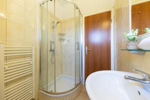 ein Bad mit einer Dusche und einem Waschbecken in der Unterkunft Guesthouse Villa Irena in Zadar