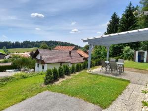 un jardín con sillas y pérgola en Alpenblick, en Eppenschlag