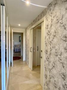 - un couloir avec un mur recouvert de marbre dans l'établissement Los Granados de la Duquesa, à San Luis de Sabinillas