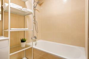 ein Badezimmer mit einer Dusche, einer Badewanne und einem WC in der Unterkunft Apartamento cerca de la playa in Barcelona + 23 Fotos