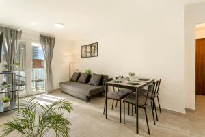 - un salon avec une table et un canapé dans l'établissement Apartamento cerca de la playa, à Barcelone