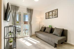 ein Wohnzimmer mit einer Couch und einem Fenster in der Unterkunft Apartamento cerca de la playa in Barcelona