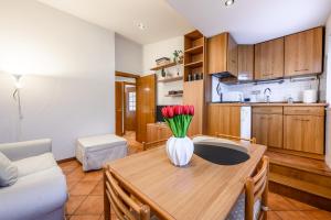 une cuisine avec une table et un vase de fleurs. dans l'établissement Intimo appartamento sui tetti di Verona, à Vérone