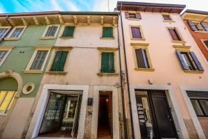 un edificio con ventanas y puertas en una calle en Intimo appartamento sui tetti di Verona, en Verona