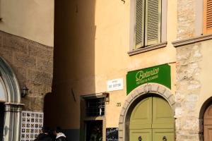 een persoon die een foto neemt van een gebouw met een groene deur bij Atmosfere luxury apartment in Bergamo