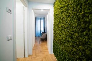 een hal met een groene muur in een kamer bij Atmosfere luxury apartment in Bergamo