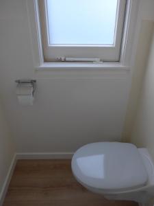 Bilik mandi di Apartment at the East side, close to center