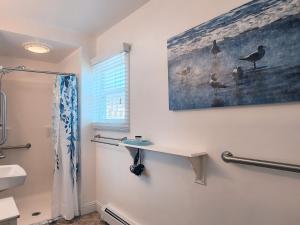 ein Badezimmer mit einem Vogelbild an der Wand in der Unterkunft Elmere House Bed & Breakfast in Wells