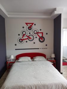 een slaapkamer met een bed met een bord aan de muur bij Rooms Sobe ZG in Zagreb
