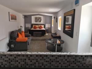 salon z kanapą i łóżkiem w obiekcie Cortijo Calma - Countryside Peace & Tranquility w mieście Oria +37 zdjęć