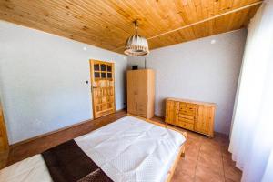 オクニンカにあるWilla Magdaの木製の天井が特徴のベッドルーム1室(ベッド1台付)