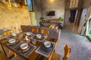 Μια τηλεόραση ή/και κέντρο ψυχαγωγίας στο Stylish Pool Villa - 10 Mins Walk To The Beach