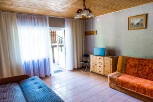 Willa Magda في أوكونونكا: غرفة معيشة بها أريكة وتلفزيون