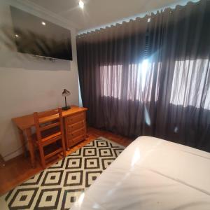 1 dormitorio con 1 cama, vestidor y ventana en Apartamento en Gijon, en Gijón