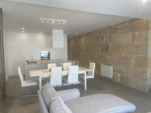 een keuken en eetkamer met een tafel en stoelen bij Corazón casco viejo in Vigo