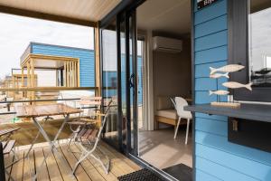 a room with a balcony with a table and chairs at Boje 67 in Scharbeutz