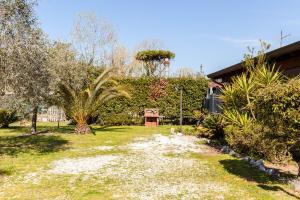Κήπος έξω από το Casina del Glicine
