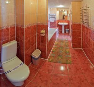 
A bathroom at Hetman Hotel

