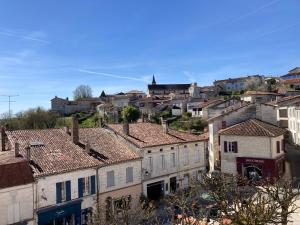 vistas a una ciudad con edificios y tejados en Le Loft, en Aubeterre-sur-Dronne