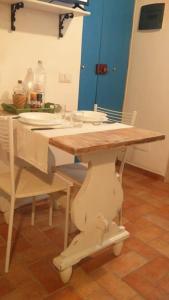 a kitchen counter with a table and two chairs at La Casina in Capodimonte