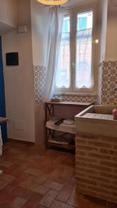 a bathroom with a window and a sink in a room at La Casina in Capodimonte