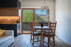 kuchnia i jadalnia ze stołem i krzesłami w obiekcie Pension Grasser Apartment w mieście Auer