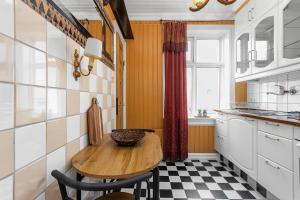 une petite cuisine avec une table et des chaises en bois dans l'établissement Charming Apartment - Amazing Downtown Location, à Reykjavik
