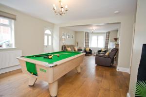 uma sala de estar com mesa de bilhar em Luxury Home - Hot Tub - Pool Table - Cinema Room - Close to Beach em Bournemouth