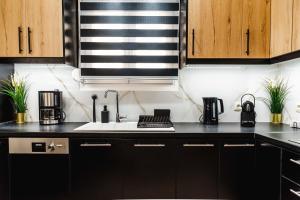 Kuchyň nebo kuchyňský kout v ubytování Stylishly decorated house - Free Private Parking & Fibre Internet! + 32 fotografií