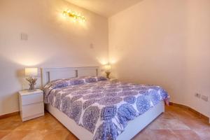 una camera con un letto, un comodino e due lampade di Stella Marina- Luxury Sea View in Porto Cervo! a Porto Cervo