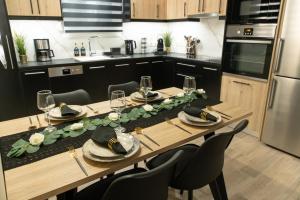 Kuchyň nebo kuchyňský kout v ubytování Stylishly decorated house - Free Private Parking & Fibre Internet!