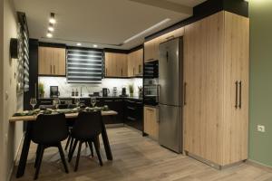 Kuchyň nebo kuchyňský kout v ubytování Stylishly decorated house - Free Private Parking & Fibre Internet!