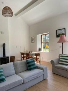 uma sala de estar com um sofá e uma mesa em Newly renovated Cottage with private trout fishing set in beautiful wildlife estate em Monaghan