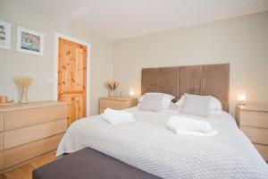 1 dormitorio con 1 cama grande y 2 almohadas blancas en Luxury Home - Hot Tub - Pool Table - Cinema Room - Close to Beach en Bournemouth