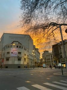una calle de la ciudad con un edificio y una puesta de sol en Pamplona ciudad maravilla en Pamplona