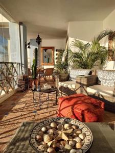 een woonkamer met een bank en een tafel bij Frontline Beach Apartment, La Perla de la Bahia, Bahia de Casares - Estepona in Casares