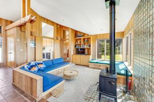 un soggiorno con divano blu e piano cottura di Toto House a Gualala