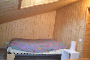 Cette chambre comprend un lit dans une cabane en bois. dans l'établissement Meublé en Drôme Provençale, à Saint-Auban-sur-Ouvèze