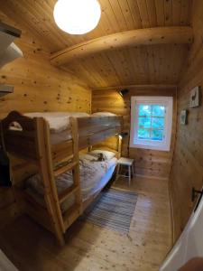 a room with two bunk beds in a log cabin at Gaulabua - cozy cabin by the river Gaula 