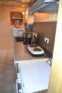eine Küche mit einer Spüle und einer Arbeitsplatte in der Unterkunft Meublé en Drôme Provençale in Saint-Auban-sur-Ouvèze