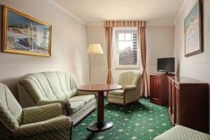 Televízia a/alebo spoločenská miestnosť v ubytovaní Humboldt Park Hotel & Spa