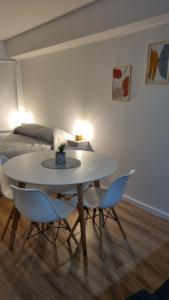ein Esszimmer mit einem Tisch, Stühlen und einem Bett in der Unterkunft Lindo ambiente de Calidad ! in Rosario