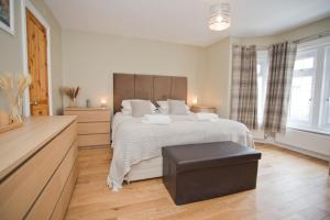 Giường trong phòng chung tại Luxury Home - Hot Tub - Pool Table - Gym - Sauna - Cinema Room - Free Parking - Close to Beach +60 ảnh