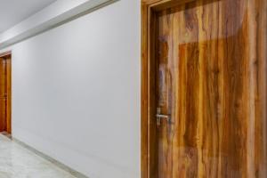 porta in legno in camera con parete di Collection O The Doors Near Appu Ghar a Gurgaon