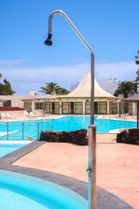 Bazén v ubytování vivienda Vacacional AUDREY en playa roca nebo v jeho okolí