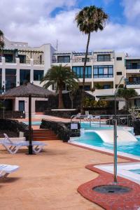 Bazén v ubytování vivienda Vacacional AUDREY en playa roca nebo v jeho okolí