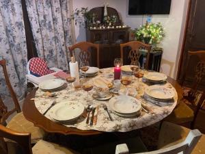 una mesa de comedor con una vela y platos y sillas en Chalupa pri Čerešni “Moja srdcovka” en Staré Hory