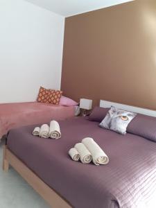- 2 lits avec des oreillers blancs dans une chambre dans l'établissement casa norvegese, à Pizzo